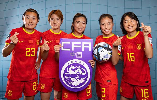 阿亮连忙又问：马叔啊，那你觉得这小子真的很牛逼吗？他那张卡是真的吗？马逵认真道：肯定是真的，那东西摸着的手感就不不像是能仿造出来的东西，而且这小子了解我们的底细，甚至还了解我们的动向，肯定是早已经调查过我们的情况了。